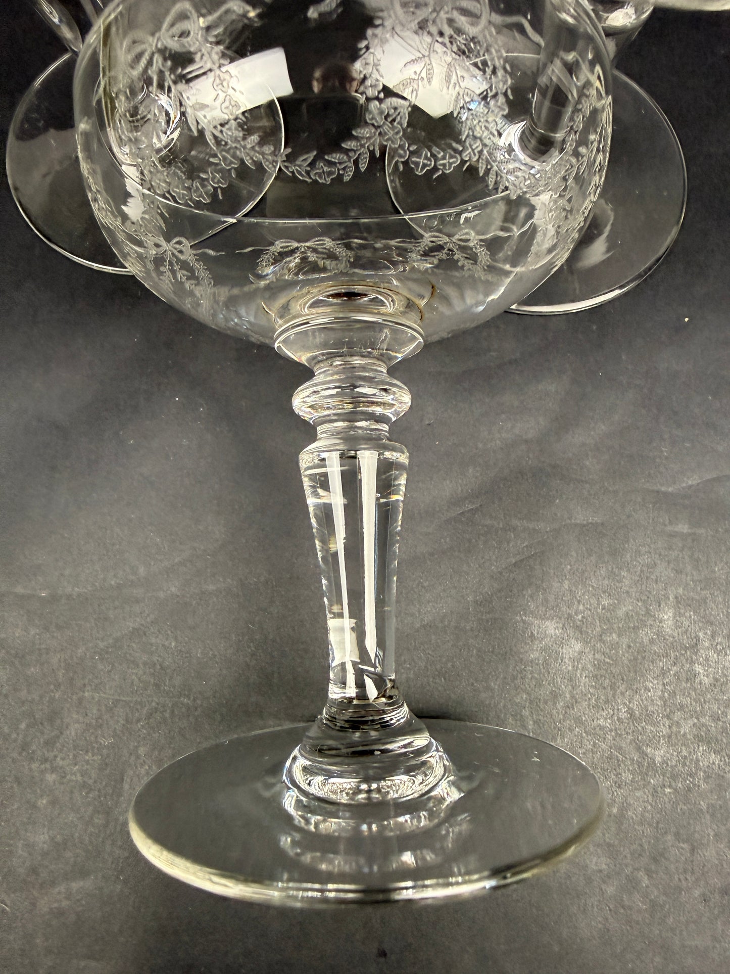 Suite de 6 coupes à champagne en cristal gravé, lot n°2