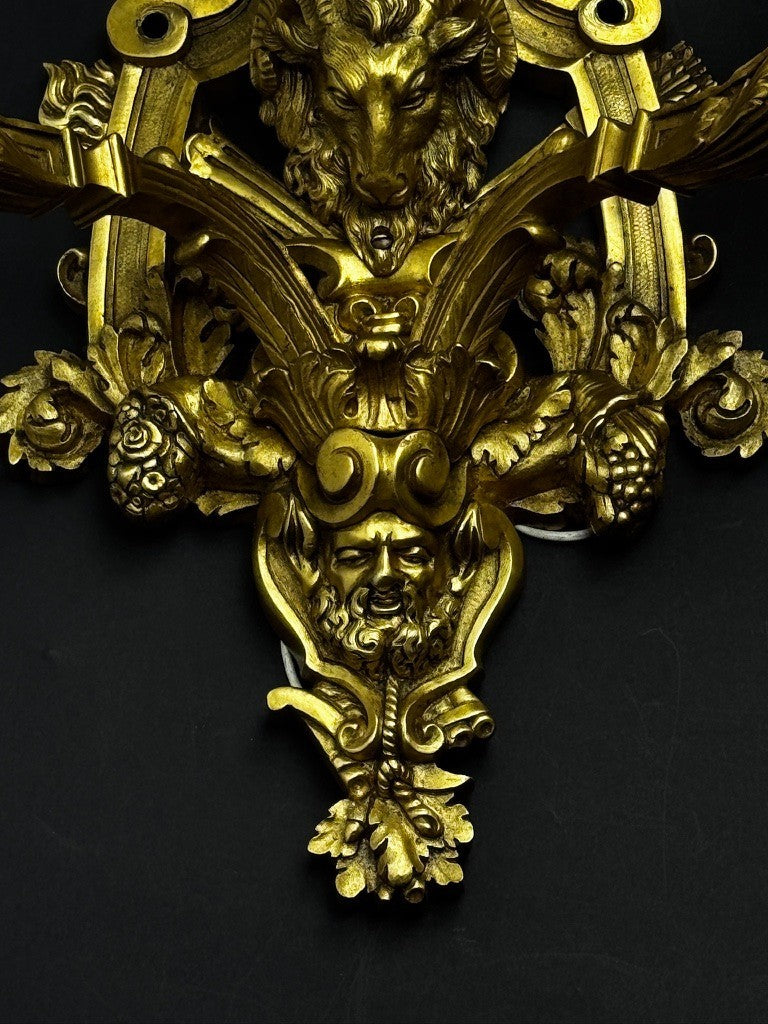 Paire d’importantes appliques en bronze doré, style Louis XVI, époque XIXe