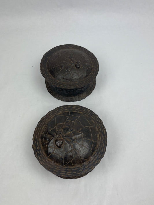 Paire de pots couverts en métal repoussé et martelé asiatiques, Chine, Japon....