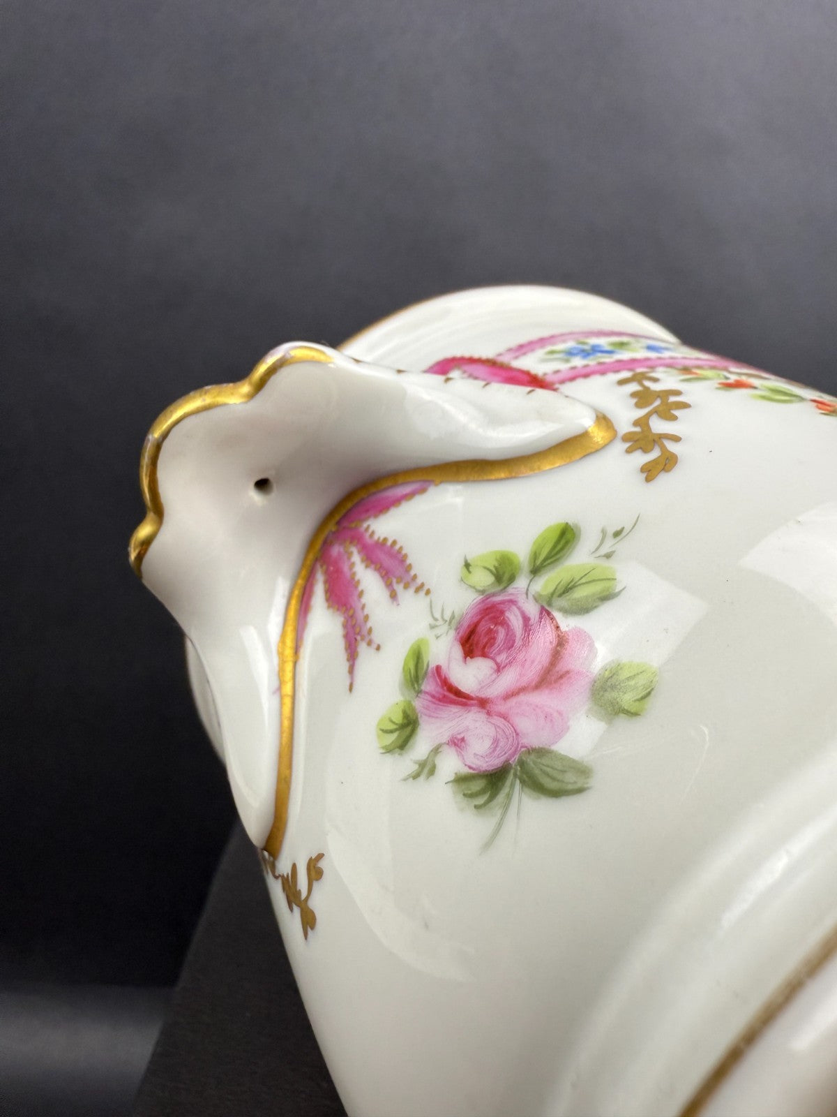 Cache-pot en porcelaine de Paris Décor rubans et fleurs XIXe siècle