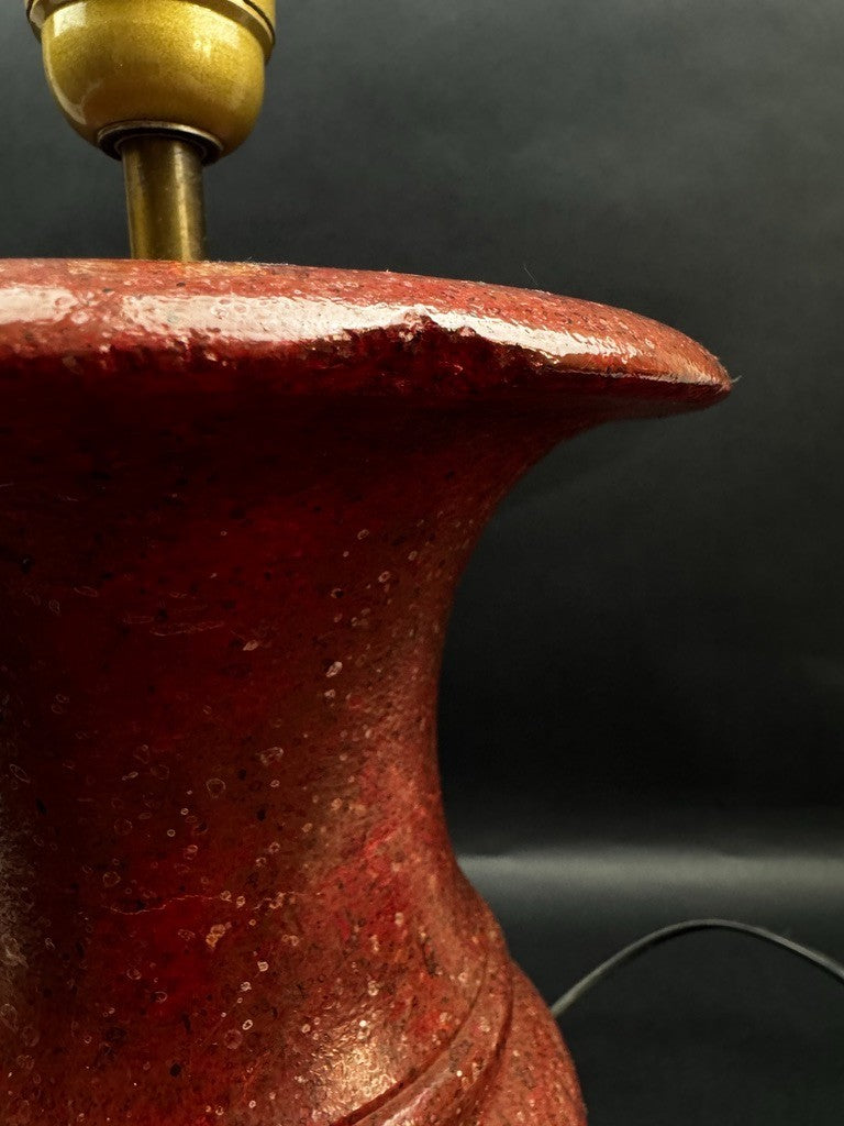 Pied de lampe en pierre reconstituée rouge "sang de bœuf", XXe siècle