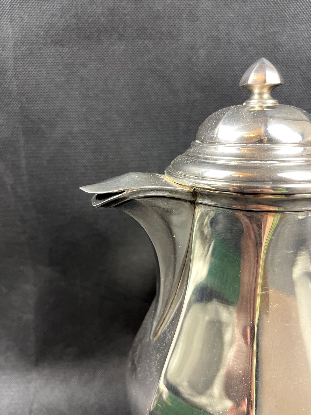 Cafetière en métal argenté