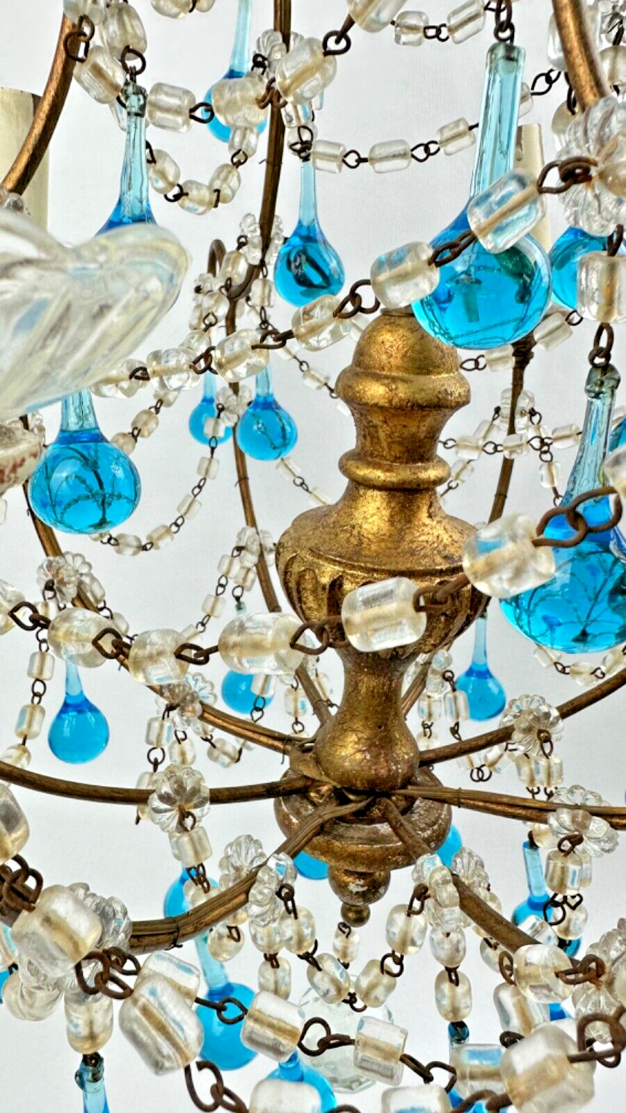 Lustre à pampilles italien perles bleues et bois doré