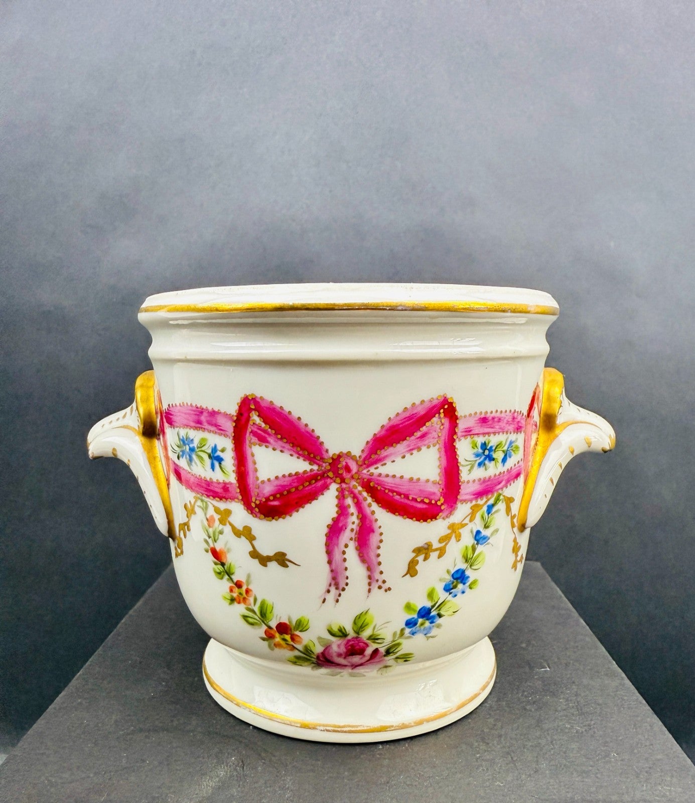 Cache-pot en porcelaine de Paris Décor rubans et fleurs XIXe siècle