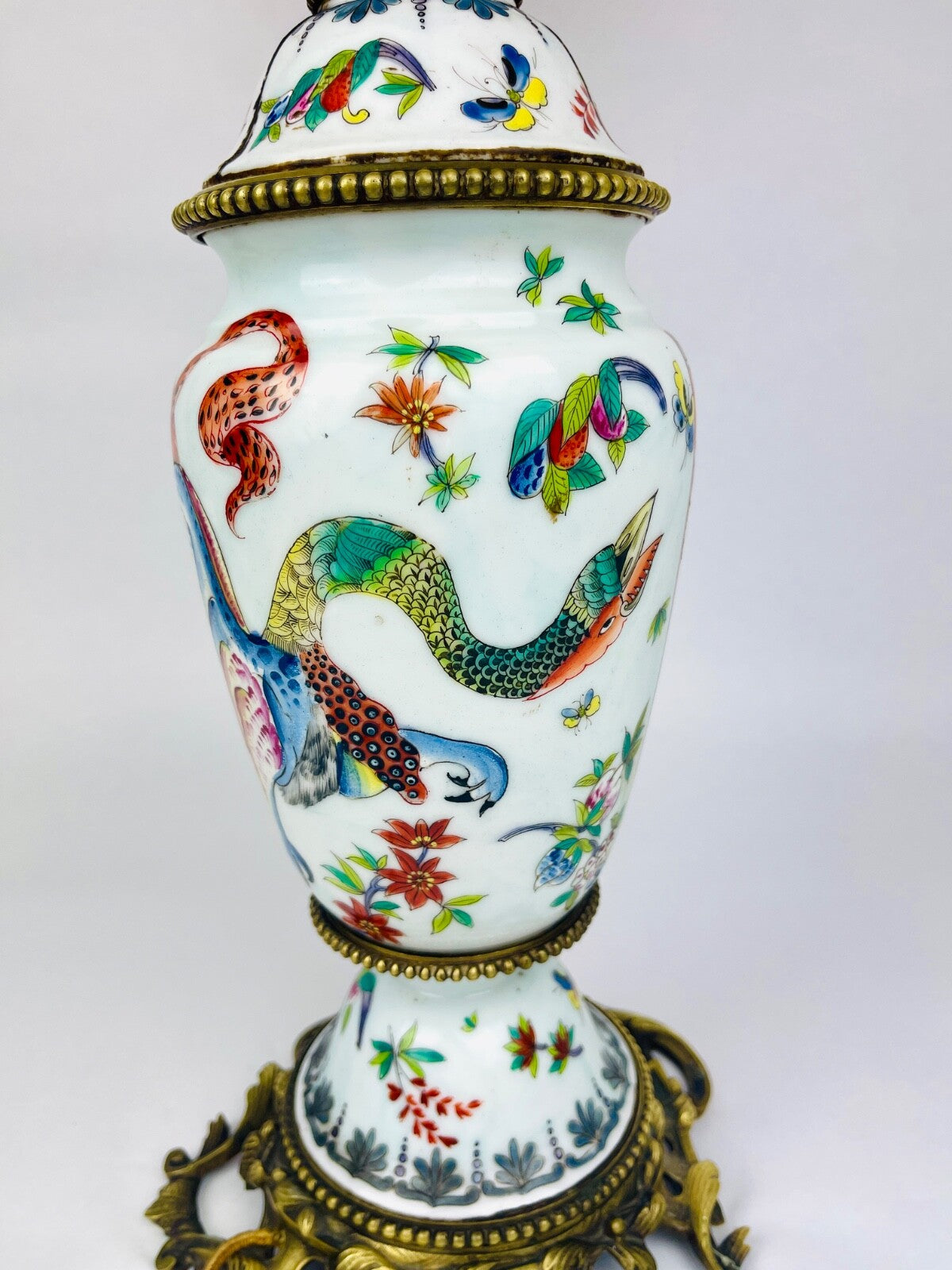 Lampe En Porcelaine De Chine Et Bronze Doré, Dragon Et Scène Guerrière