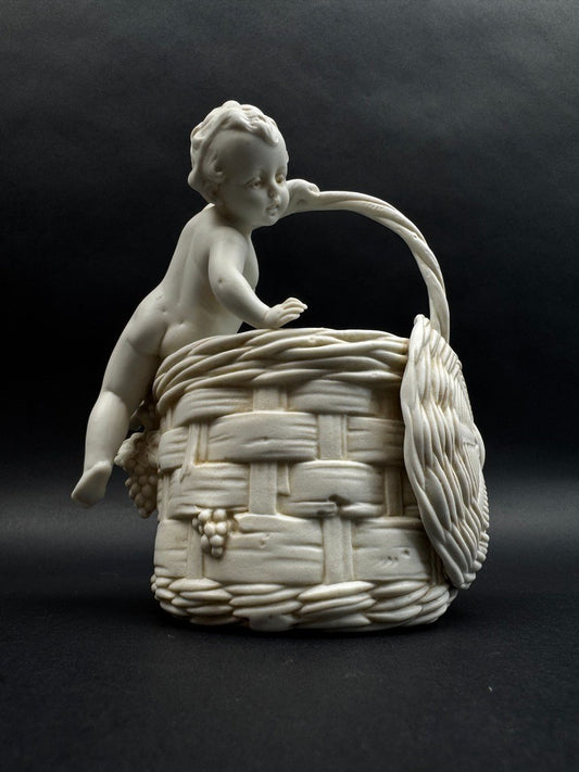 Corbeille en porcelaine blanche à décor de putto, XIXe siècle, 13 cm