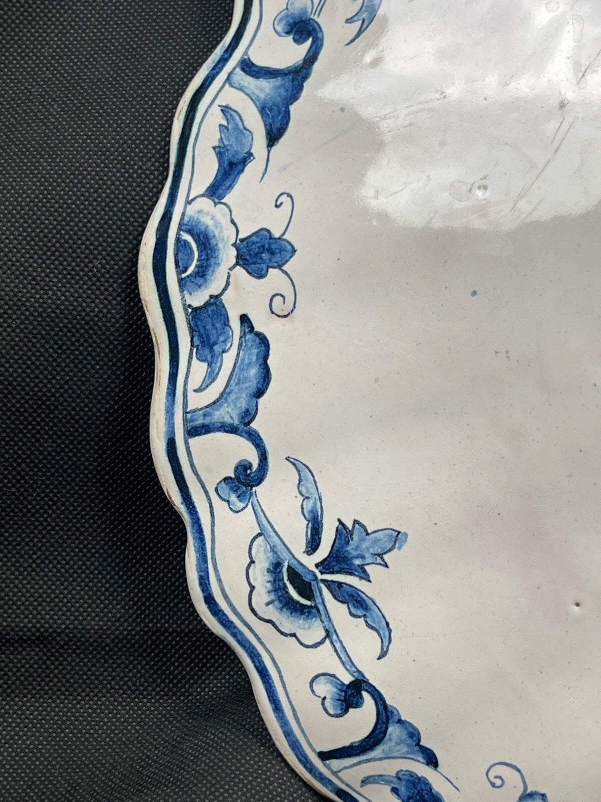 Grand plat de service en faïence blanche et bleue, Moustiers, Rouen ???