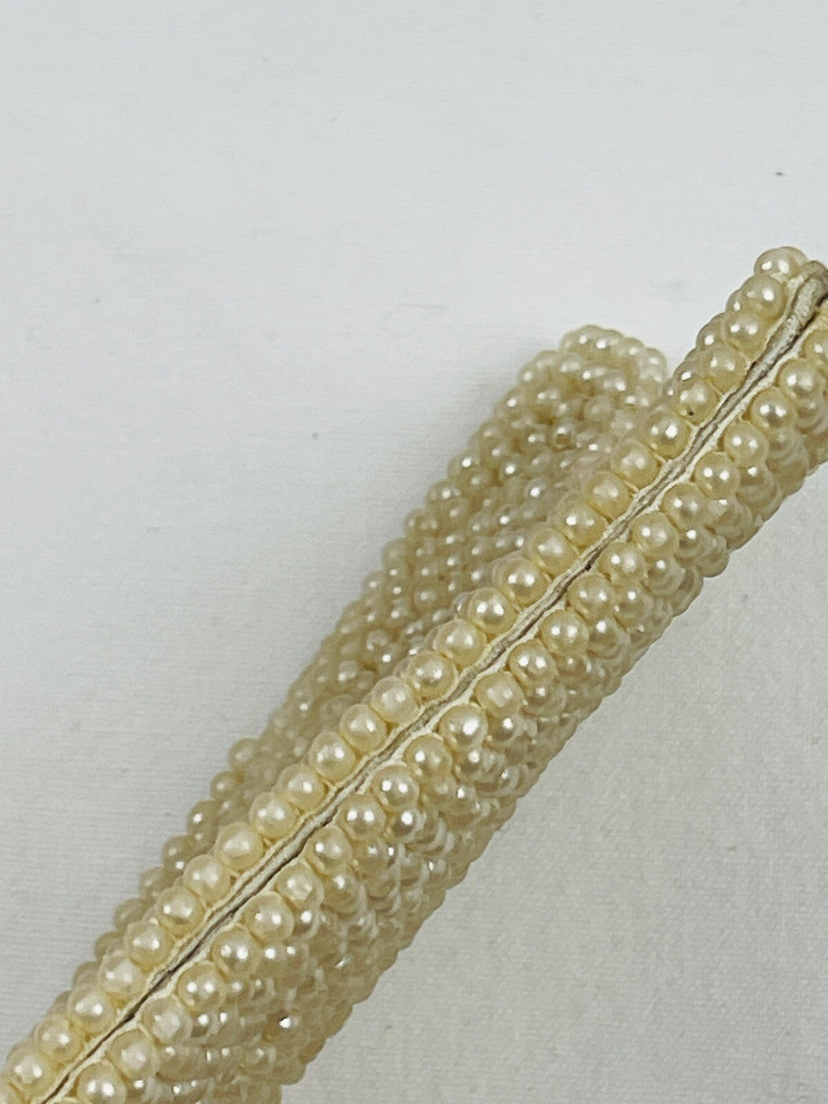 Ancien étui à lunettes brodé de perles
