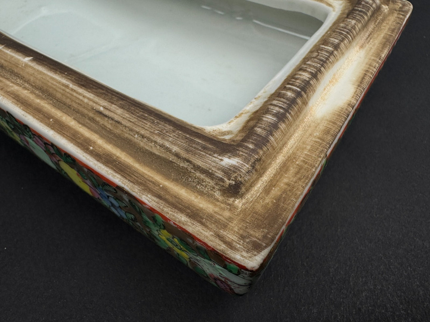 Boîte rectangulaire en porcelaine de Canton – décor famille rose – Chine