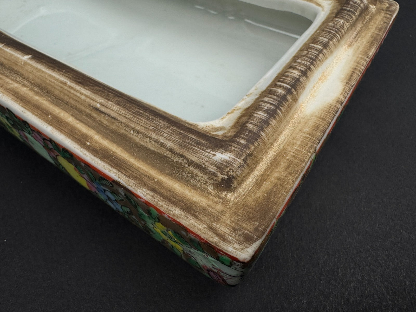 Boîte rectangulaire en porcelaine de Canton – décor famille rose – Chine