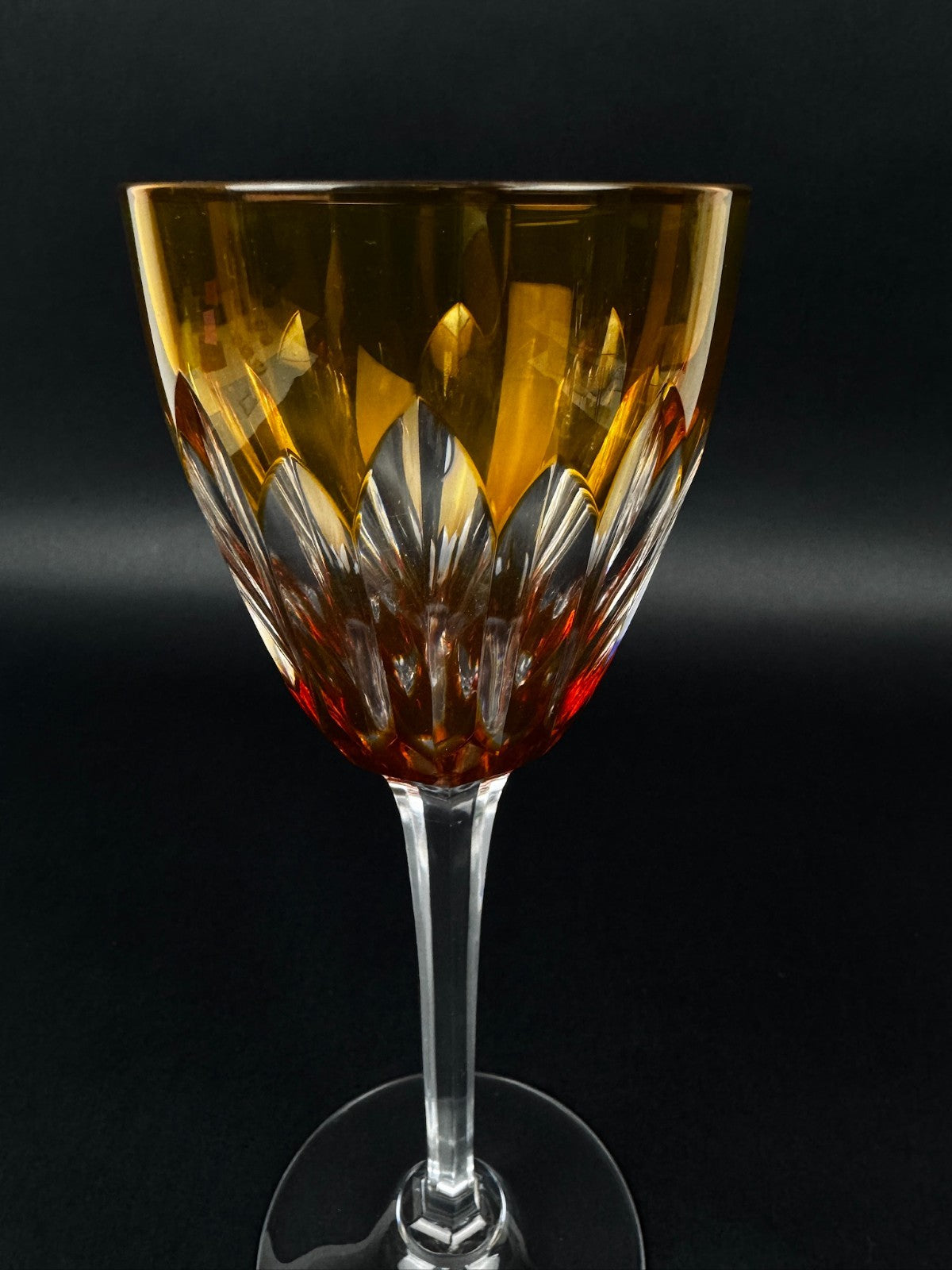 Verre à vin Baccarat – Modèle Cassino – Cristal ambre doublé taillé – 19 cm