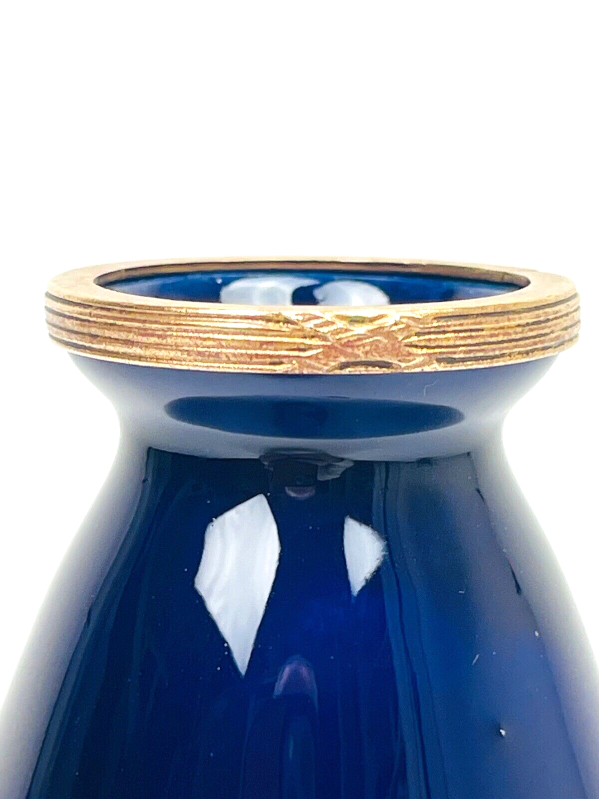 Petit vase de forme ovoïde à col resserré en porcelaine de Sèvres et laiton