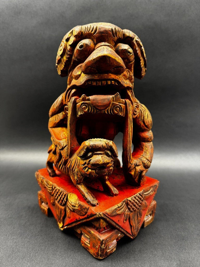 Paire de lions gardiens chinois en bois sculpté polychrome XIXe