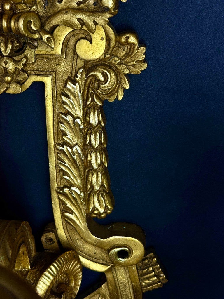 Paire d’importantes appliques en bronze doré, style Louis XVI, époque XIXe
