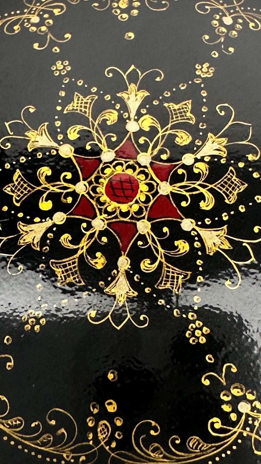 Boite en laque de Palekh, Russie, décor de volutes