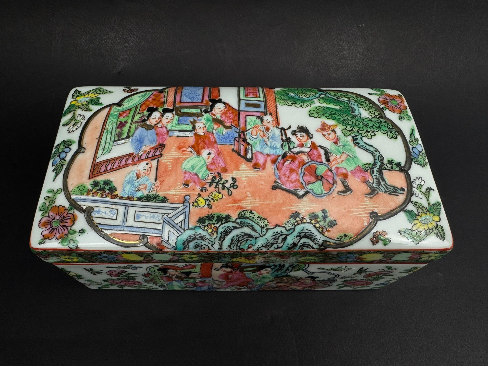 Boîte rectangulaire en porcelaine de Canton – décor famille rose – Chine