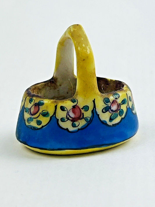 Jouet ancien pour maison de poupée,  petit panier en porcelaine