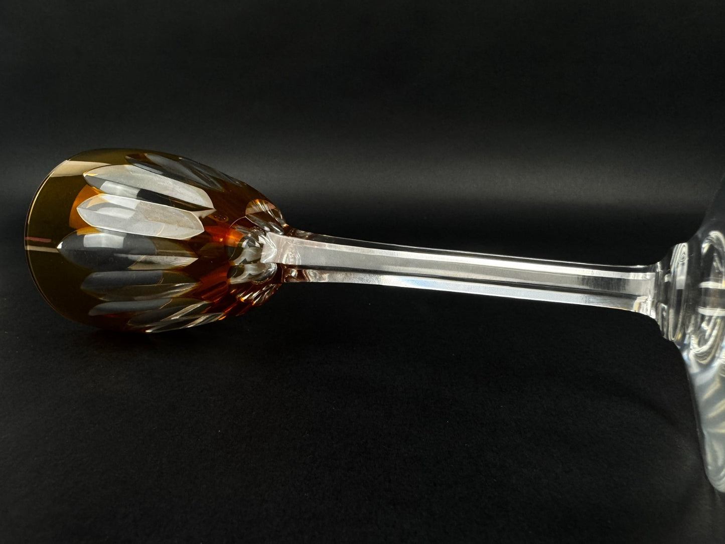Verre à vin Baccarat – Modèle Cassino – Cristal ambre doublé taillé – 19 cm