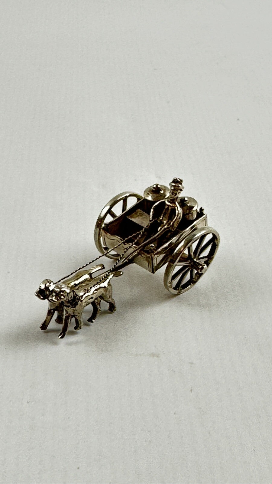 Miniature, objet de vitrine, attelage de chiens, marchand de lait en argent