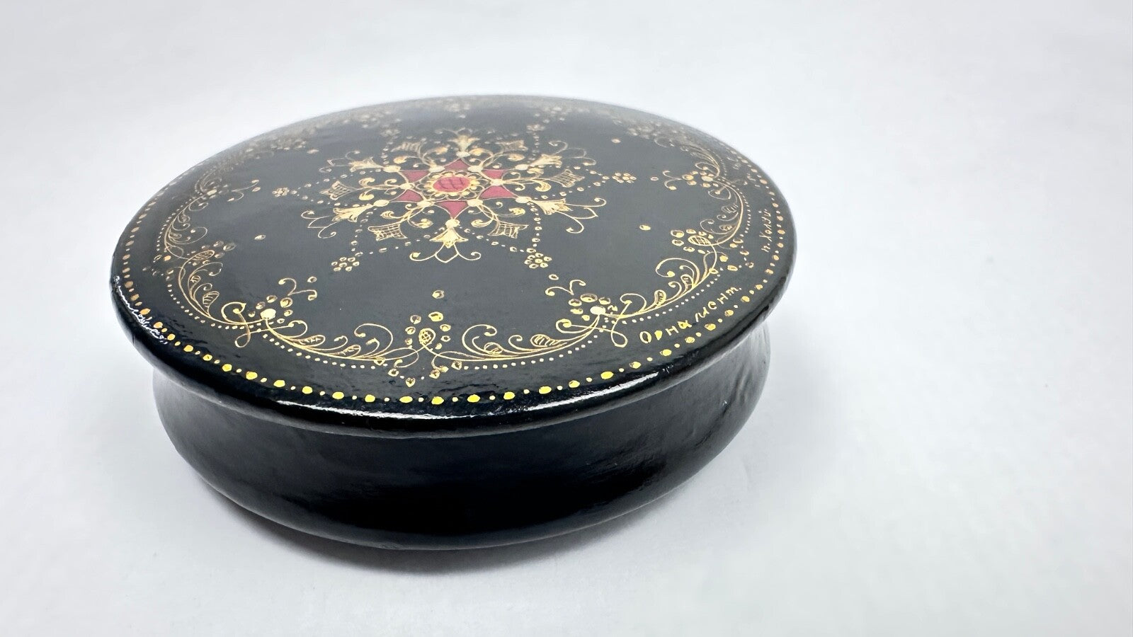 Boite en laque de Palekh, Russie, décor de volutes