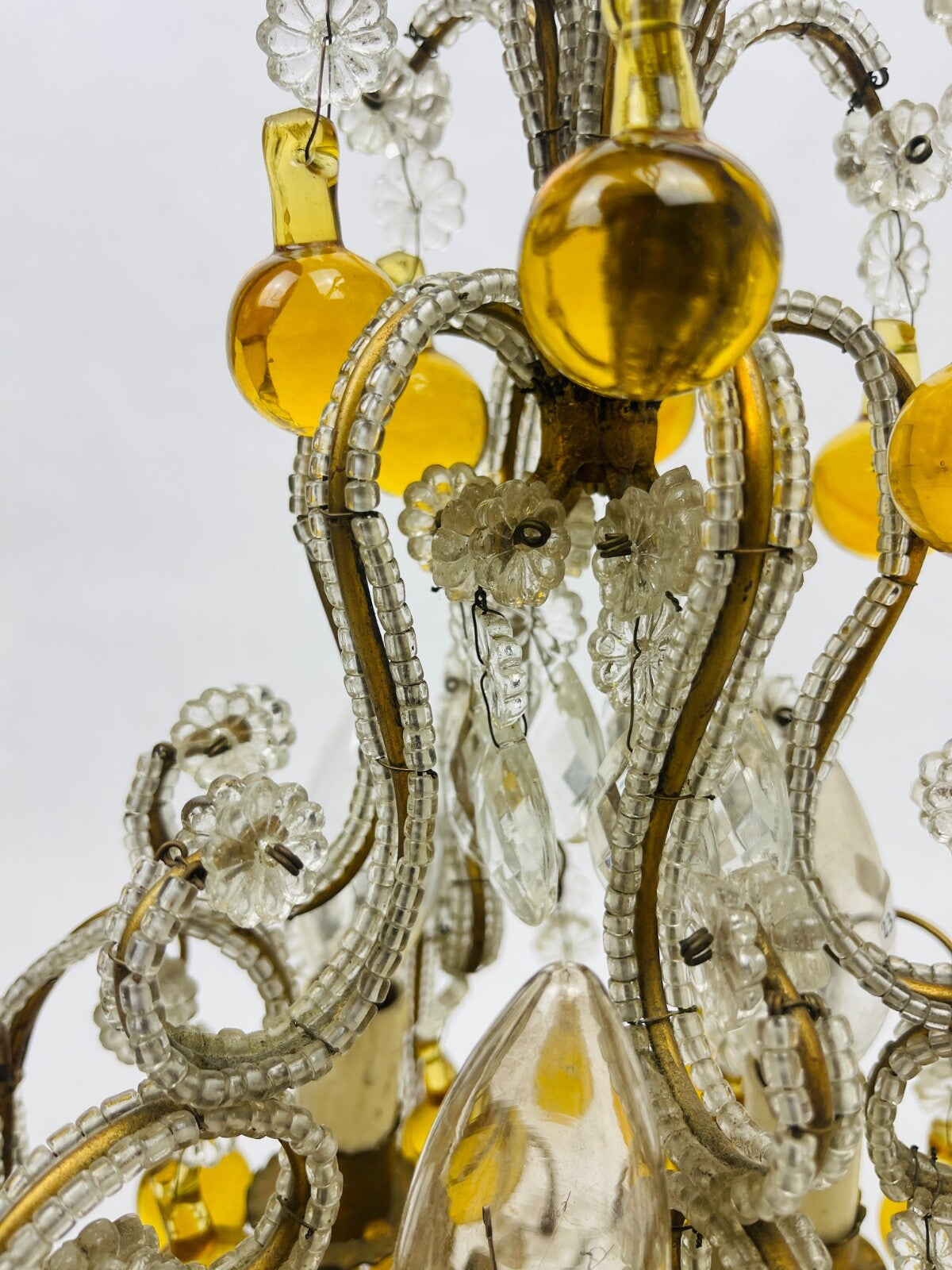 Petit lustre en perles de cristal, gouttes ambrées et laiton, Années 20/30