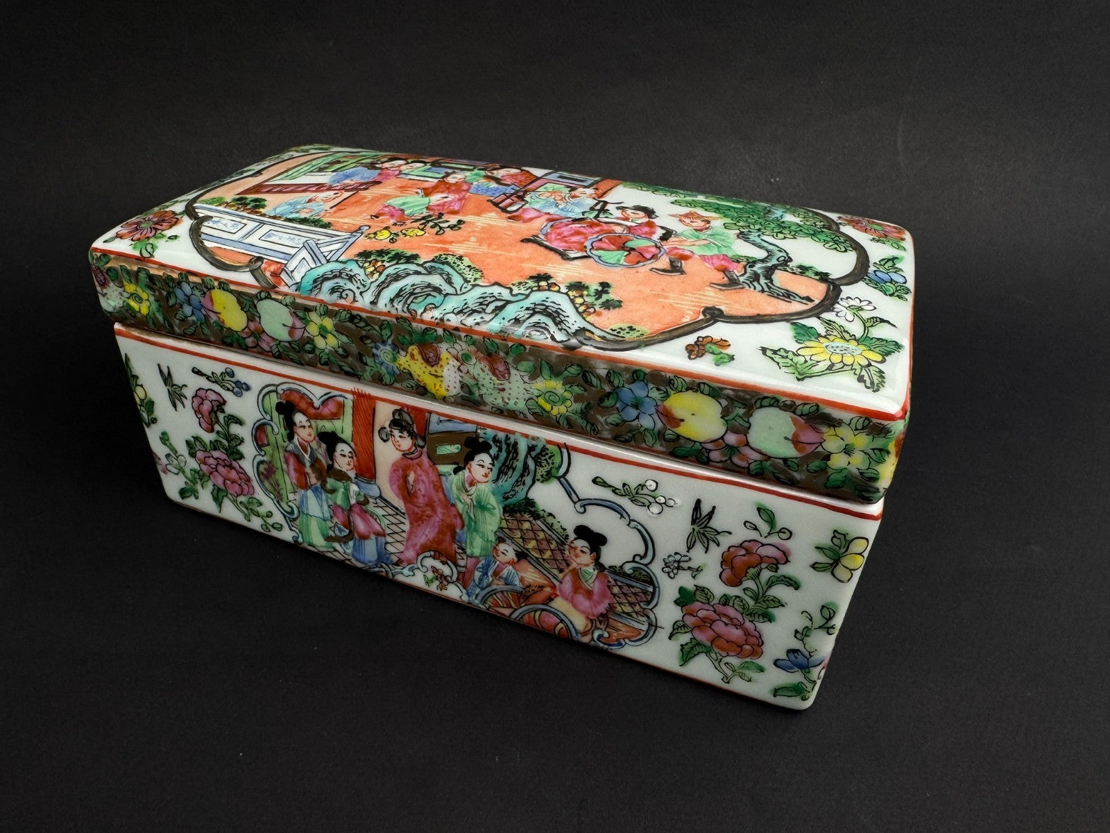 Boîte rectangulaire en porcelaine de Canton – décor famille rose – Chine