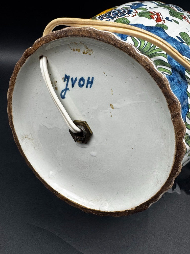 Lampe en faïence de Delft JVOH décor polychrome oiseaux et fleurs, vers 1950