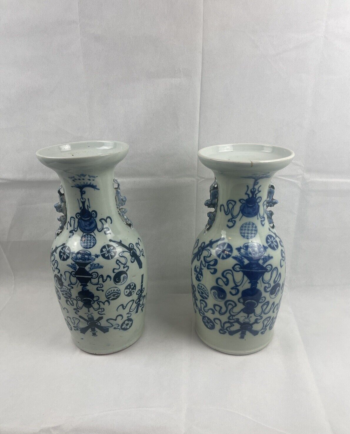 Paire de vases balustres en porcelaine de Chine, dynastie Qing