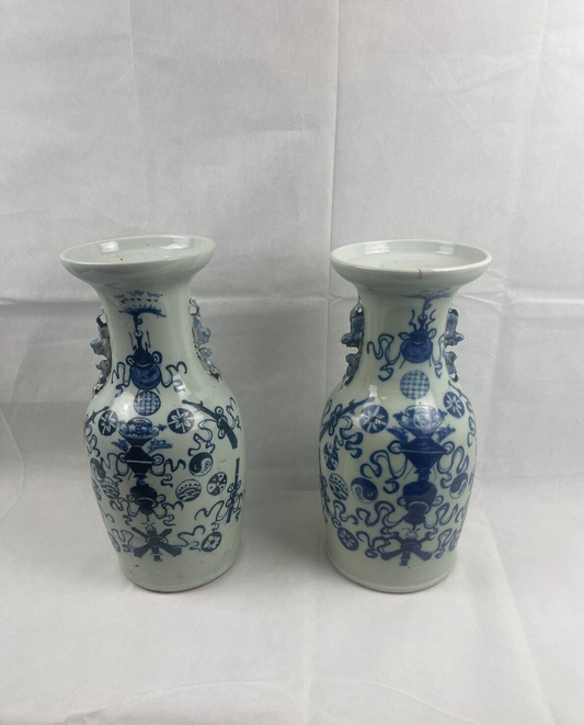 Paire de vases balustres en porcelaine de Chine, dynastie Qing
