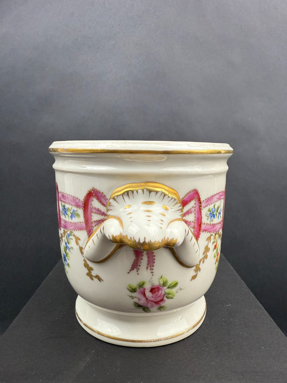 Cache-pot en porcelaine de Paris Décor rubans et fleurs XIXe siècle