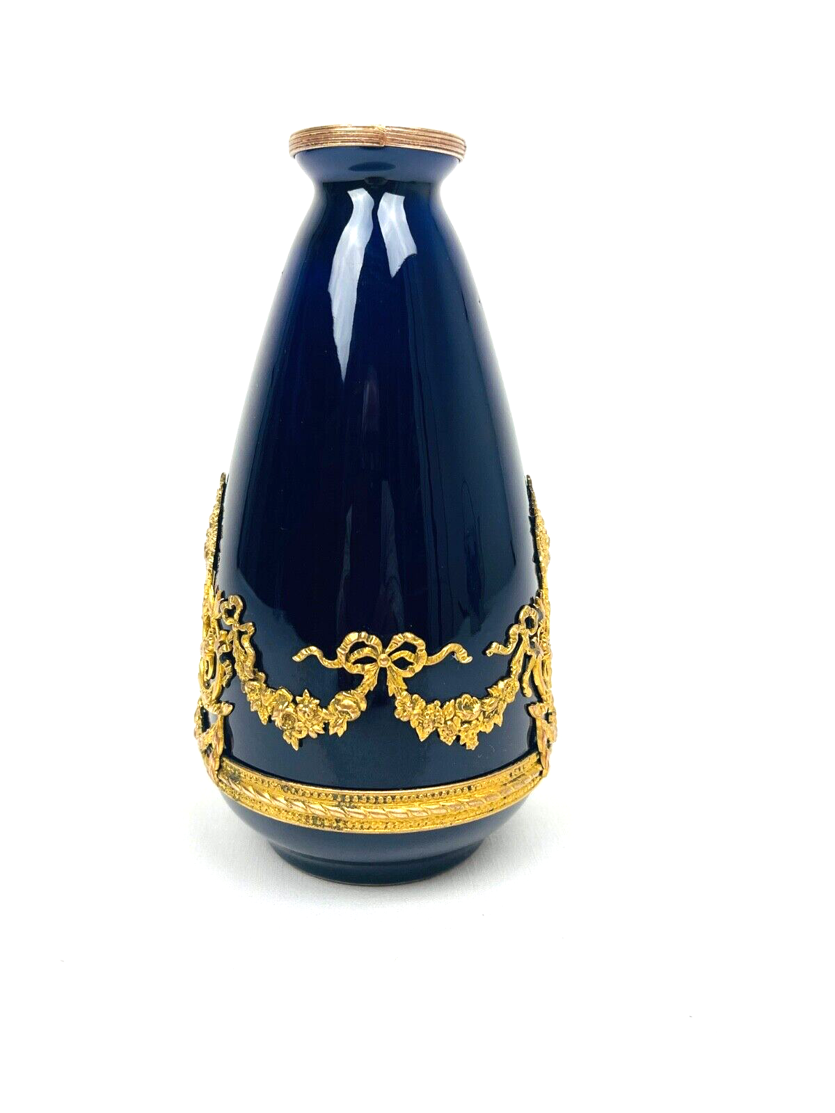 Petit vase de forme ovoïde à col resserré en porcelaine de Sèvres et laiton