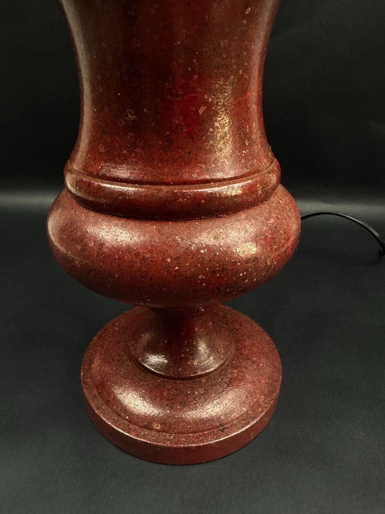 Pied de lampe en pierre reconstituée rouge "sang de bœuf", XXe siècle