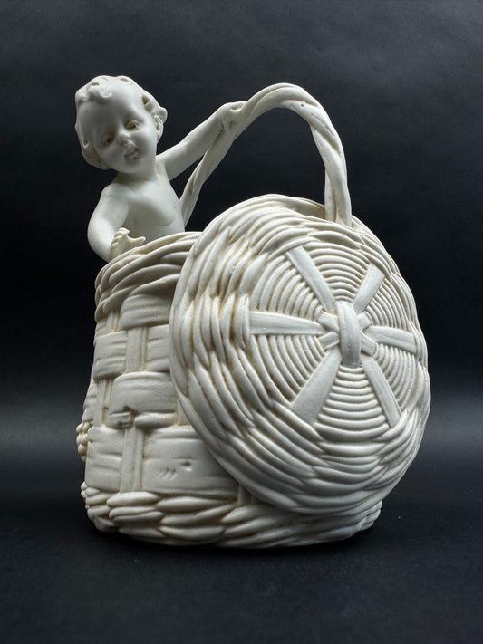Corbeille en porcelaine blanche à décor de putto, XIXe siècle, 13 cm