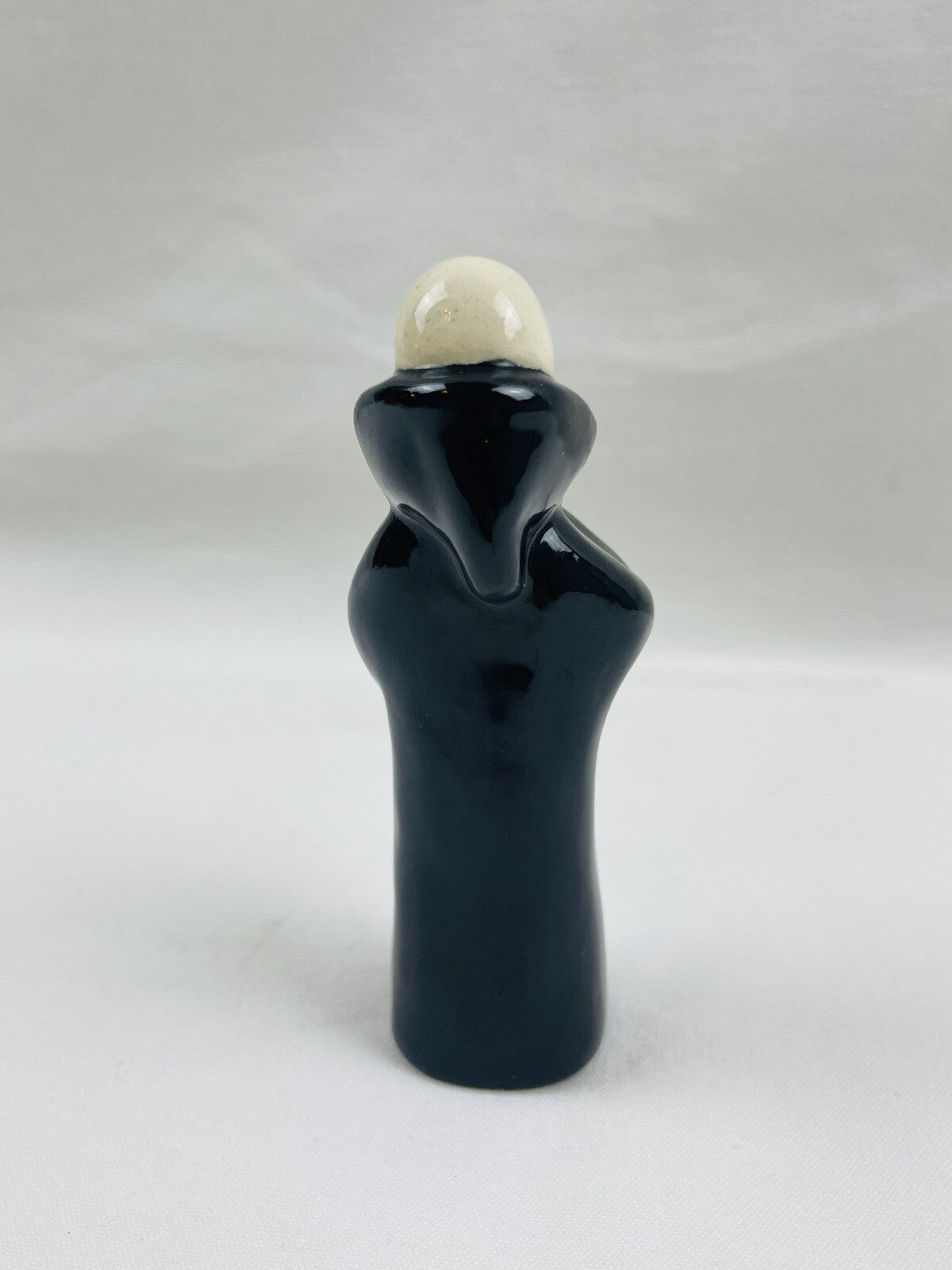 Figurine en porcelaine, moine en adoration, art déco