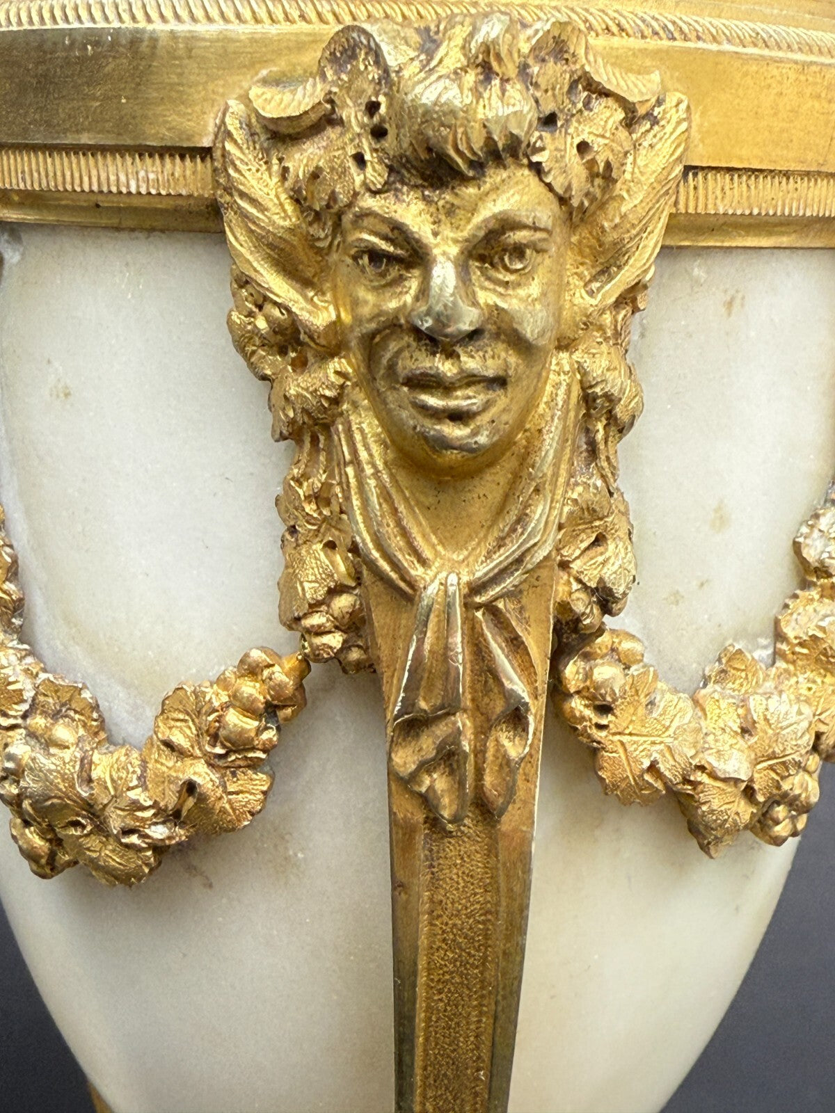 Paire de cassolettes formant bougeoirs d'époque Louis XVI