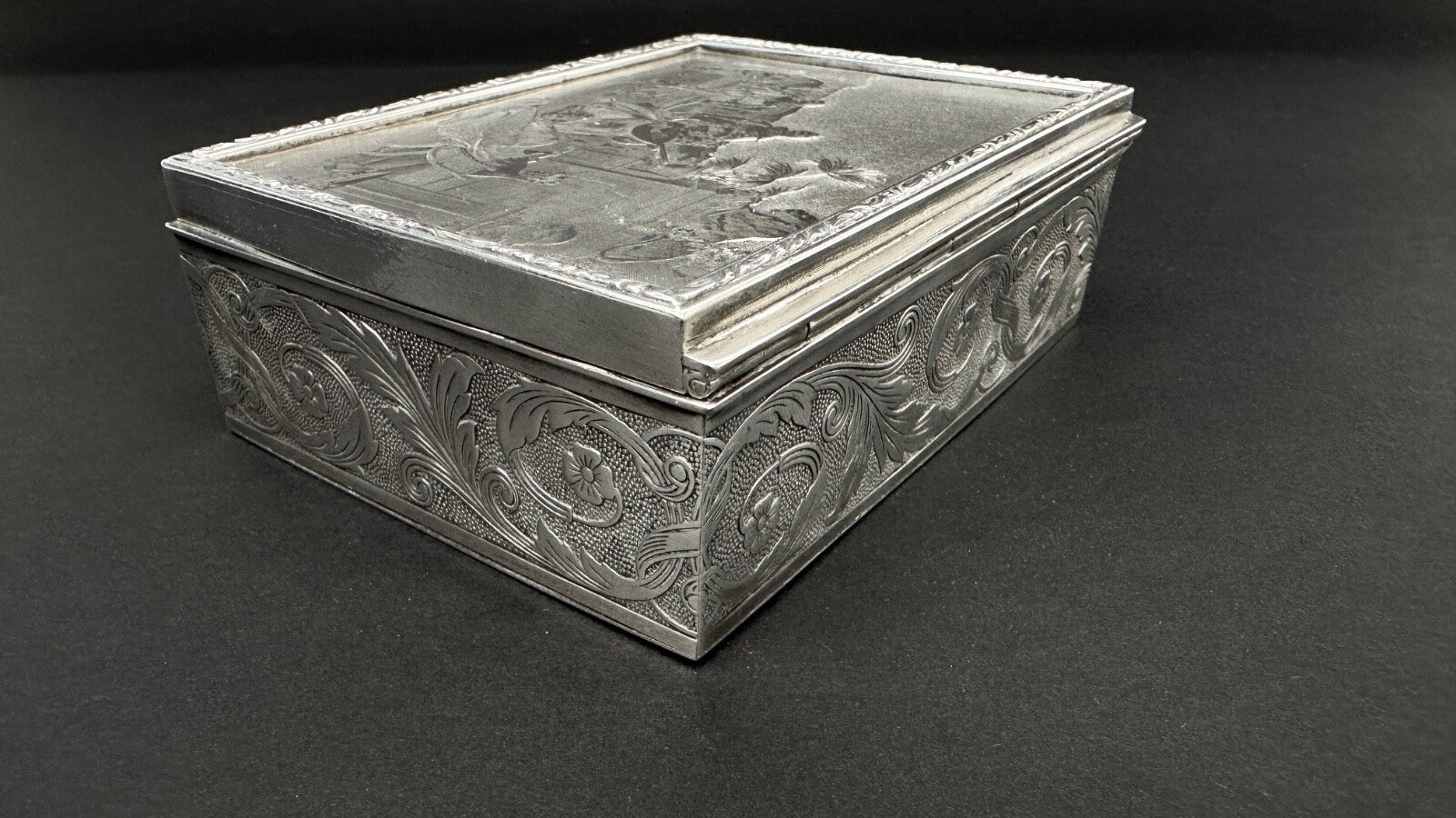 Coffret à Bijoux En Cuivre Argenté à décor de scène de danse