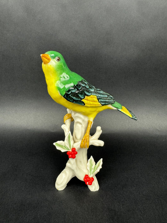 Figurine en porcelaine oiseau polychrome sur branche décor houx