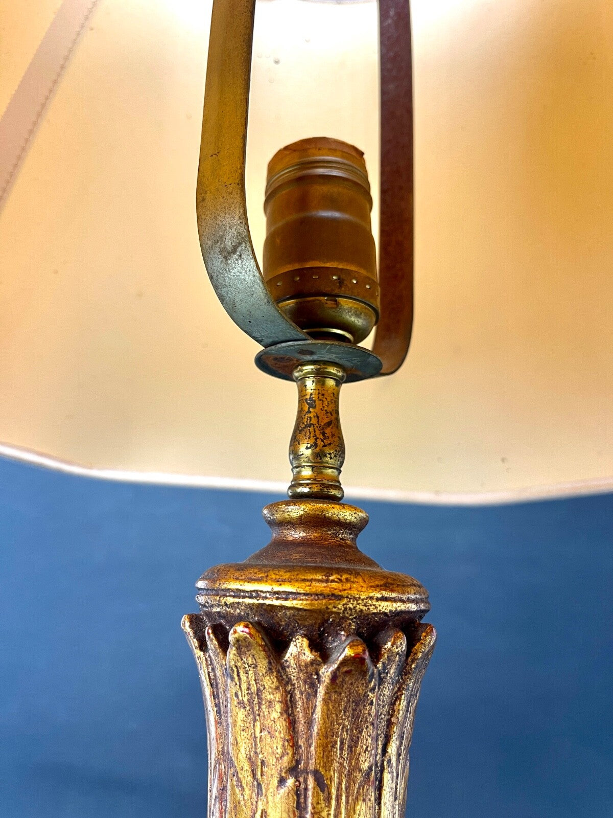 Pied De Lampe En Bois Doré De Forme Colonne