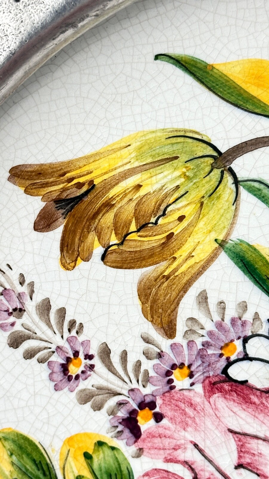 Assiette murale décorative faïence et étain aux fleurs de printemps