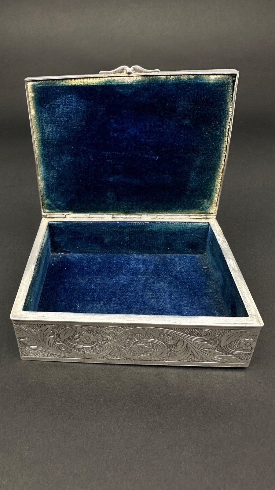 Coffret à Bijoux En Cuivre Argenté à décor de scène de danse