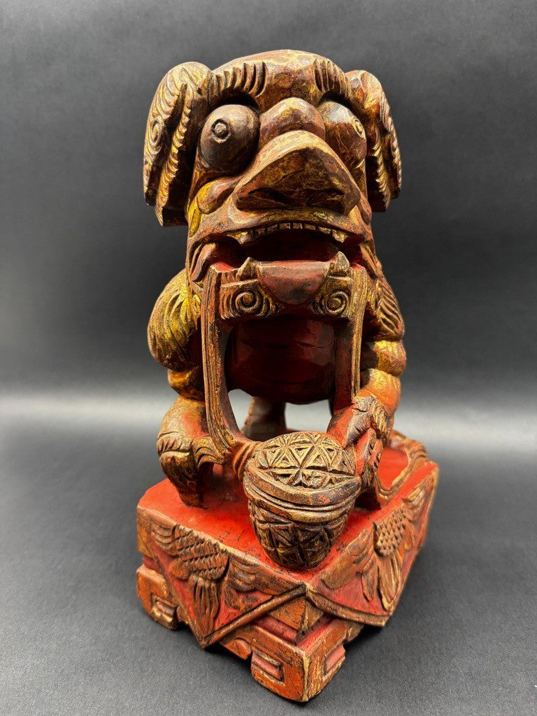 Paire de lions gardiens chinois en bois sculpté polychrome XIXe