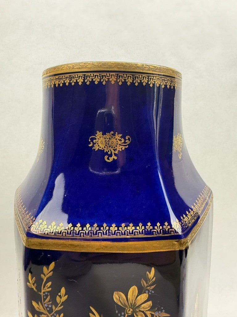 Vase octogonal en porcelaine de Limoges, bleu de four et décor doré, XXe siècle