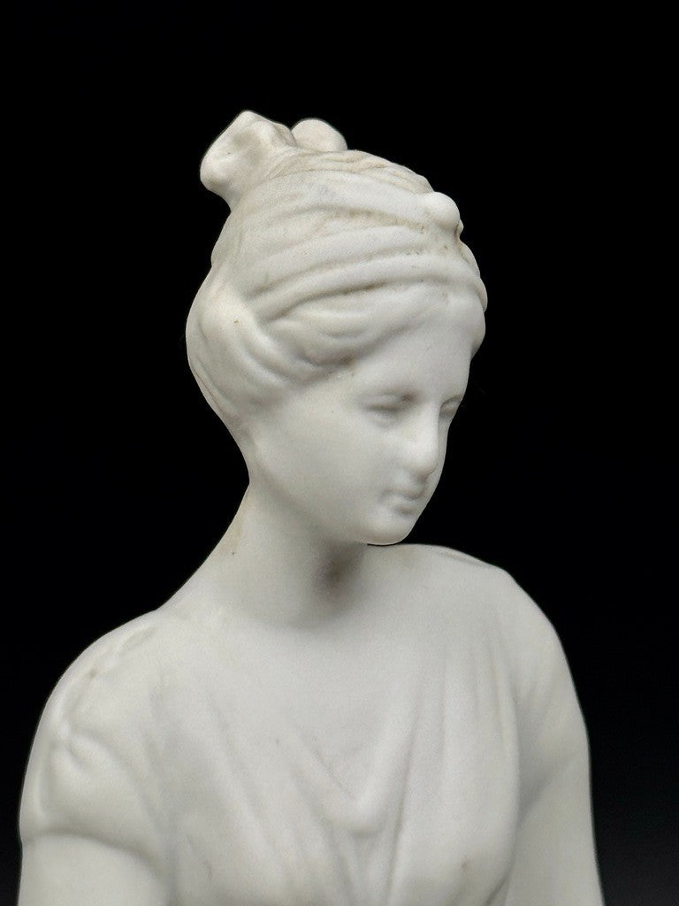 Statuette en biscuit par Tharaud Limoges – Femme à l’antique, socle émaillé bleu