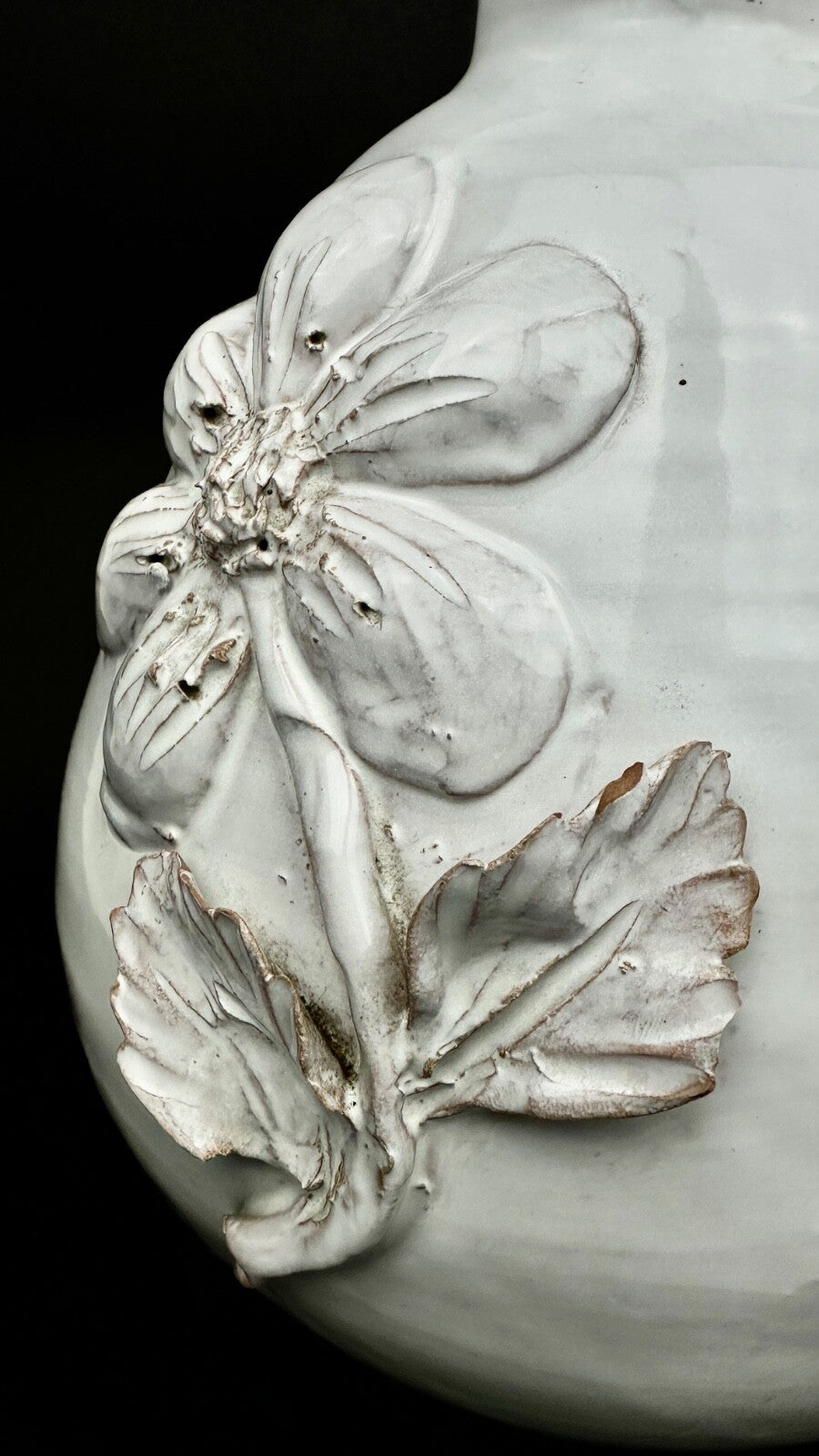 Grande lampe en céramique blanche barbotine