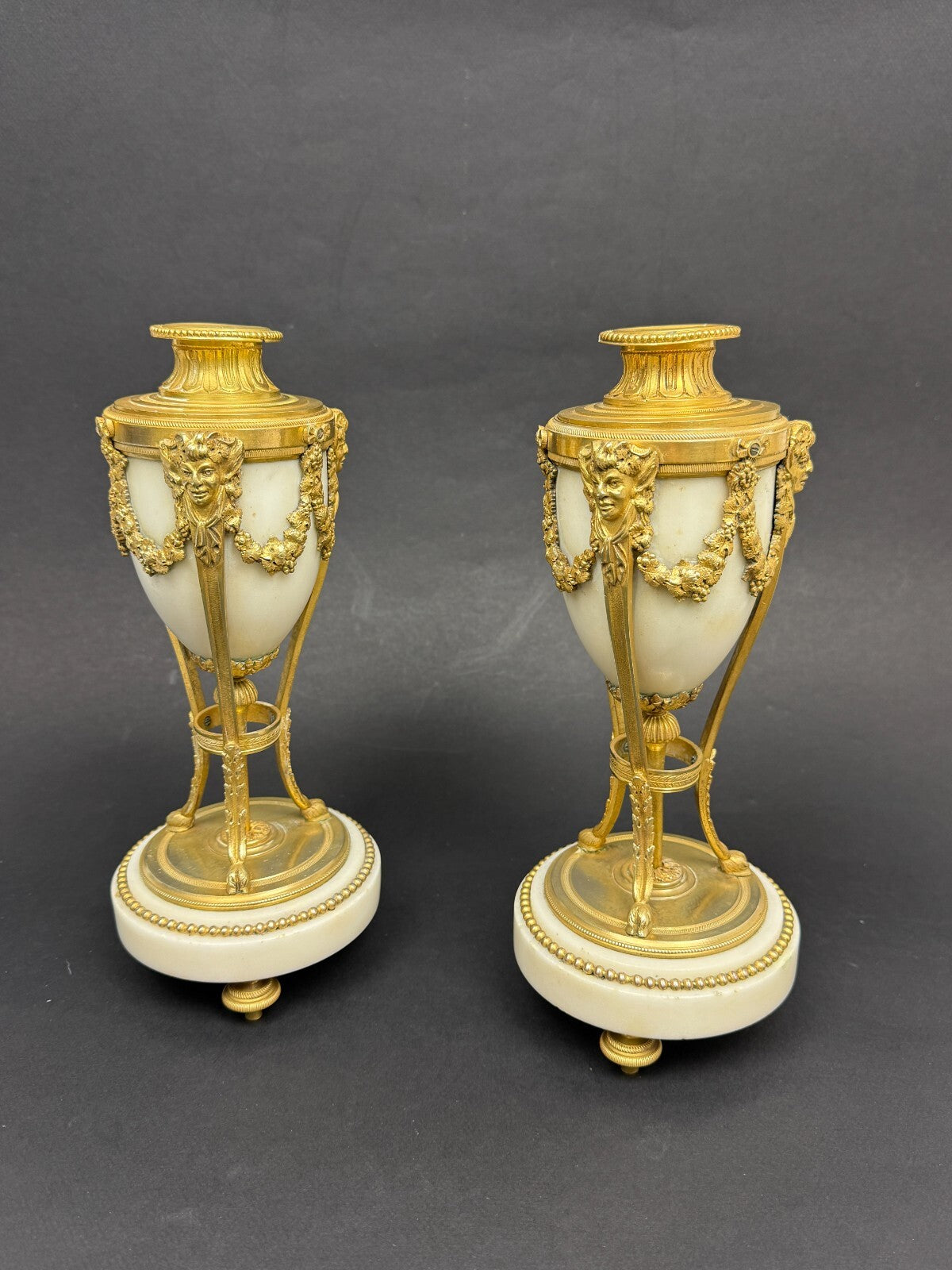 Paire de cassolettes formant bougeoirs d'époque Louis XVI