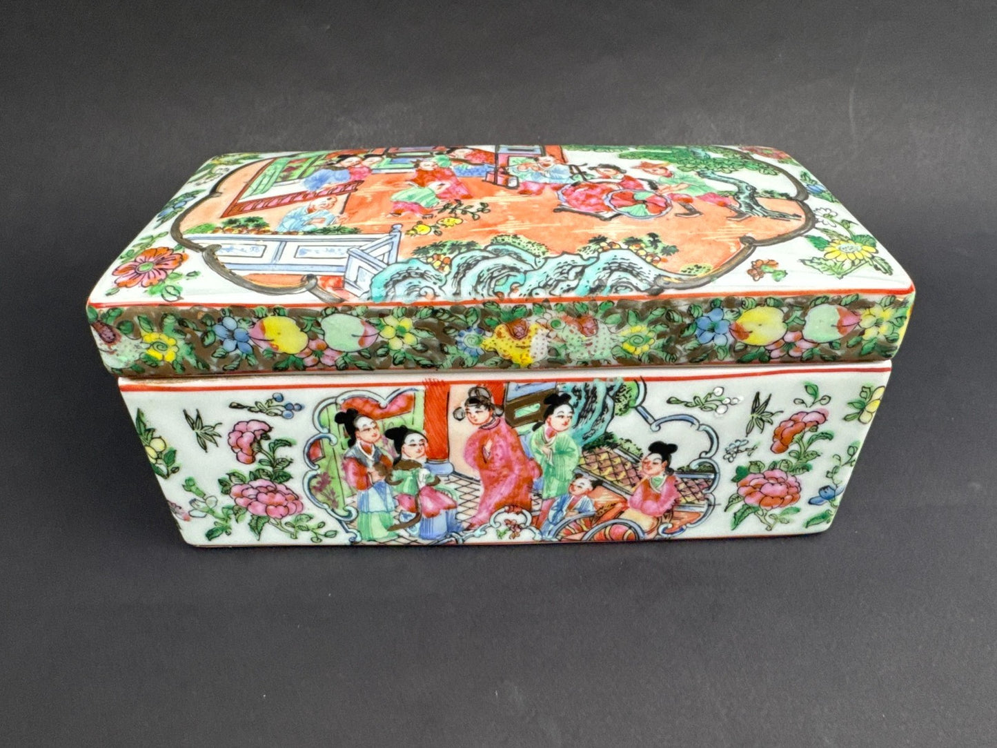 Boîte rectangulaire en porcelaine de Canton – décor famille rose – Chine