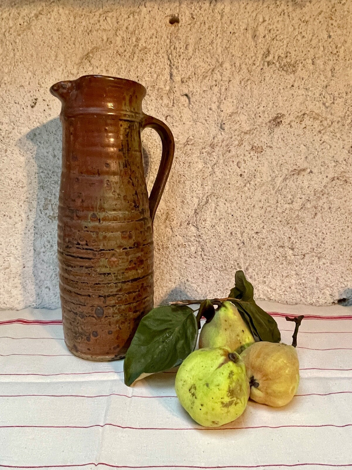 Ancien grand pichet en grès vernissé