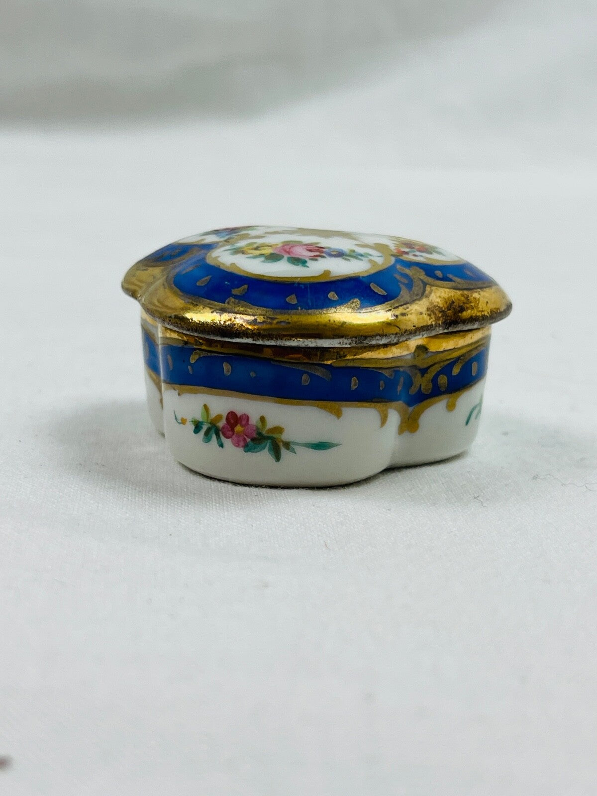 Ancienne boîte à pilules en porcelaine de Limoges ou de Paris