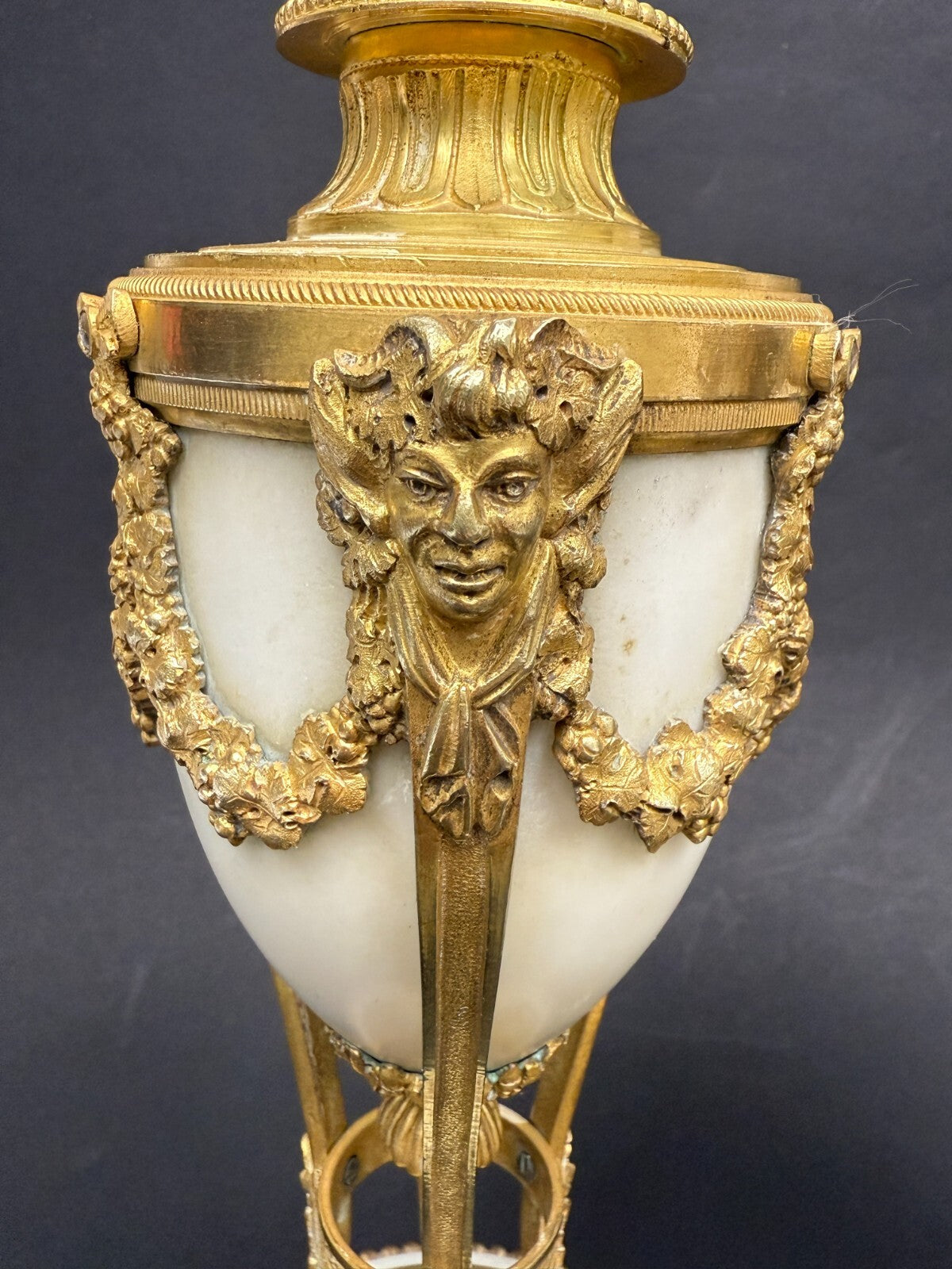 Paire de cassolettes formant bougeoirs d'époque Louis XVI