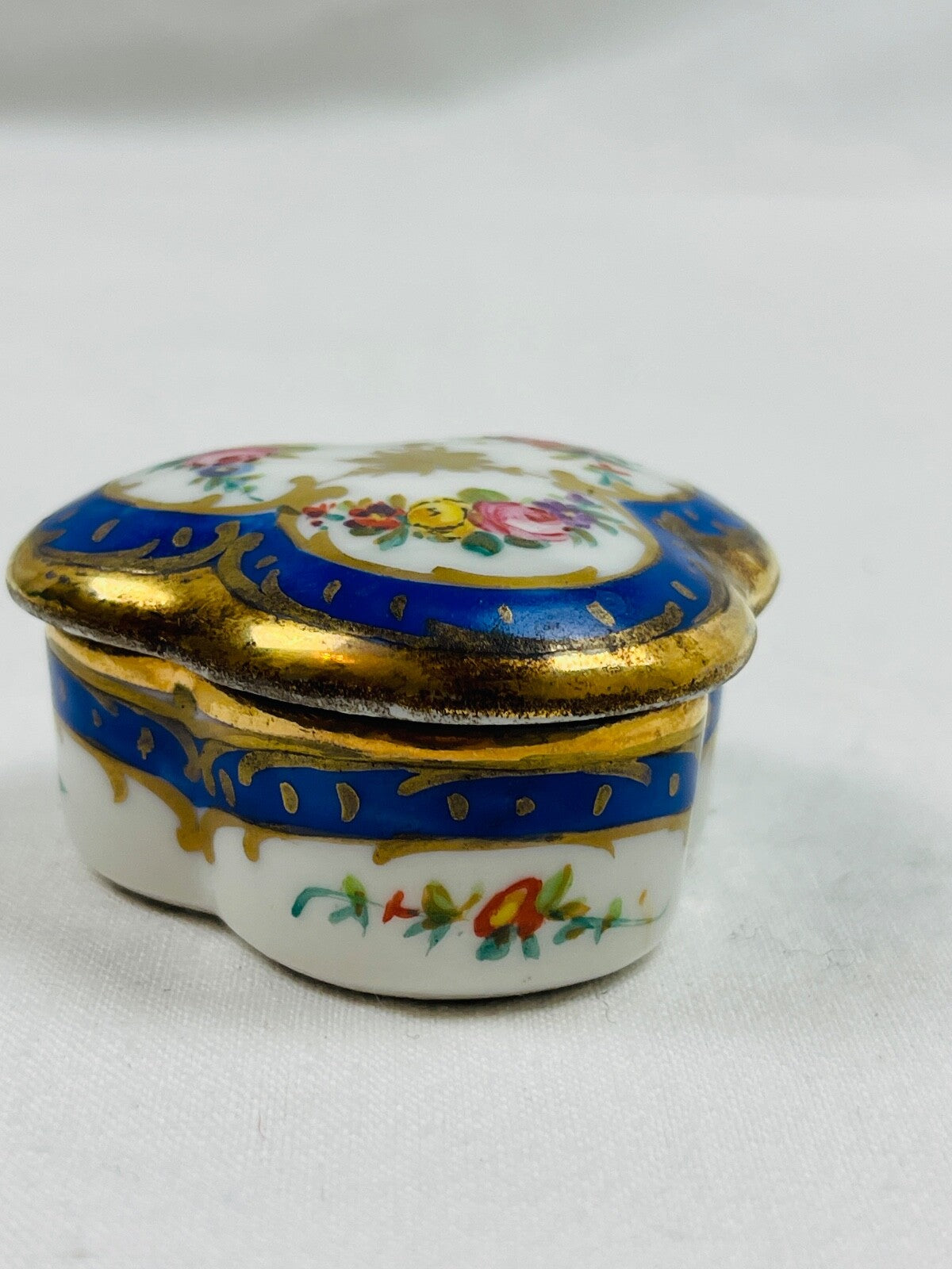 Ancienne boîte à pilules en porcelaine de Limoges ou de Paris